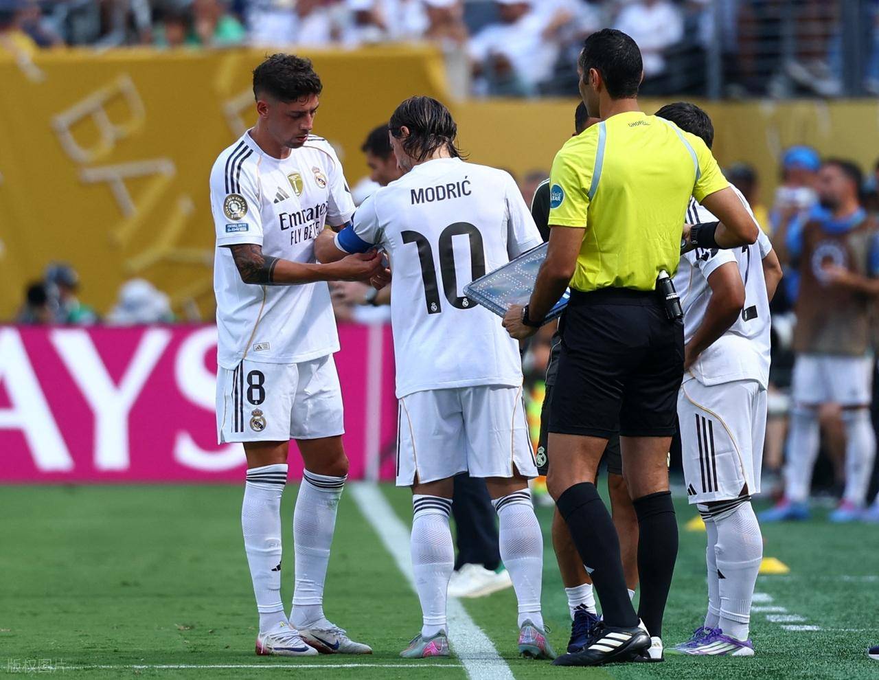 皇家社会训练开放日，转会期绝杀压哨引欢呼，法国杯在即，团队化学反应显著(各朝皇帝观看现代小说)